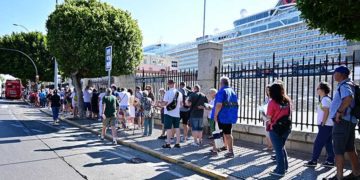 Cruceristas esperan para subir al autobús turístico / FOTO: Ayto.
