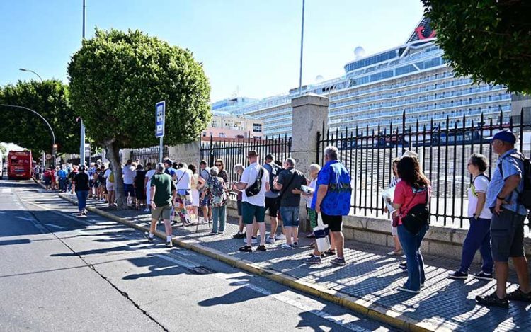 Cruceristas esperan para subir al autobús turístico / FOTO: Ayto.