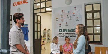 A las puertas de las nuevas instalaciones / FOTO: UCA