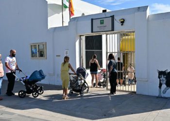 Colas en el primer día de clases en la guardería Virgen de la Palma / FOTO: Eulogio García