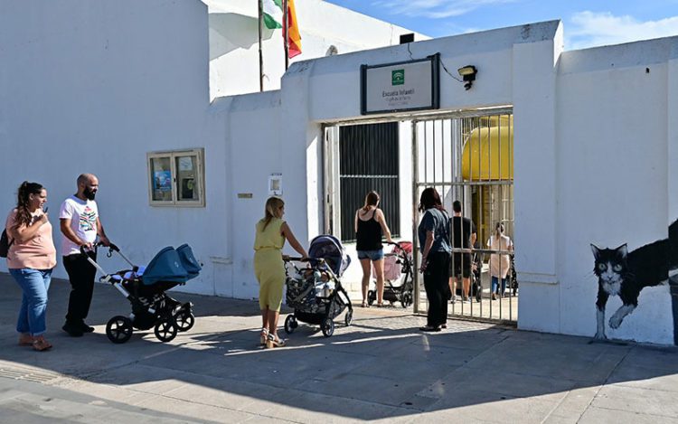 Colas en el primer día de clases en la guardería Virgen de la Palma / FOTO: Eulogio García