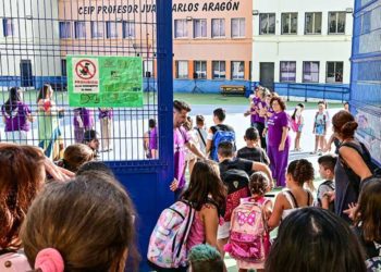 A las puertas del colegio Juan Carlos Aragón en la capital / FOTO: Eulogio García