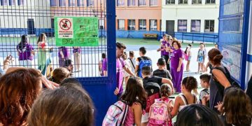 A las puertas del colegio Juan Carlos Aragón en la capital / FOTO: Eulogio García
