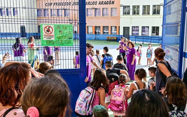 A las puertas del colegio Juan Carlos Aragón en la capital / FOTO: Eulogio García