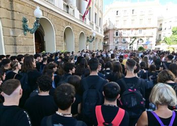 Cinco minutos de silencio en recuerdo de los fallecidos / FOTO: Eulogio García