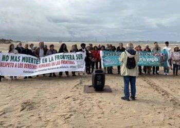 Un momento del acto celebrado en plena playa / FOTO: Apdha