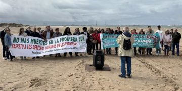 Un momento del acto celebrado en plena playa / FOTO: Apdha