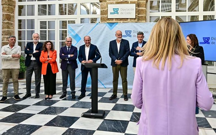 La presidenta llegando a la comparecencia junto a sus compañeros de bipartito / FOTO: Eulogio García