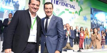 Cavada aplaude al fondo al nuevo presidente de la entidad / FOTO: FAMP