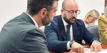 El alcalde en un pasado encuentro con el consejero de Sostenibilidad / FOTO: Ayto.