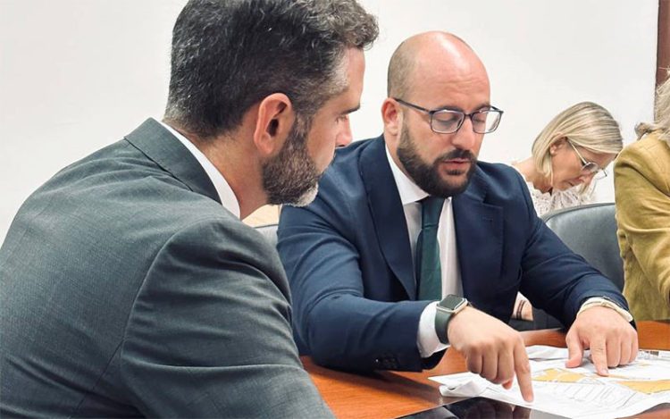 El alcalde en un pasado encuentro con el consejero de Sostenibilidad / FOTO: Ayto.