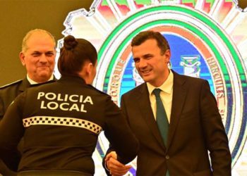 El alcalde saluda a una de las agentes condecoradas / FOTO: Ayto.