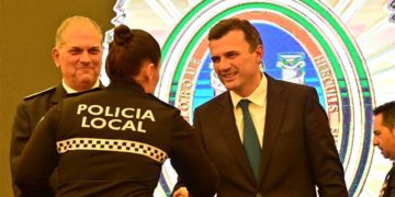 El alcalde saluda a una de las agentes condecoradas / FOTO: Ayto.