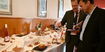 El organizador de la Ruta guía al alcalde entre diferentes tapas propuestas / FOTO: Eulogio García