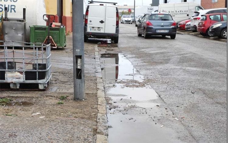 Mientras, muchas calles del polígono presentan un estado lamentable / FOTO: Fadricas