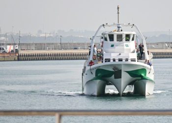 Uno de los catamaranes accediendo al Puerto gaditano / FOTO: Eulogio García