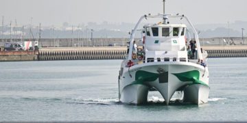 Uno de los catamaranes accediendo al Puerto gaditano / FOTO: Eulogio García