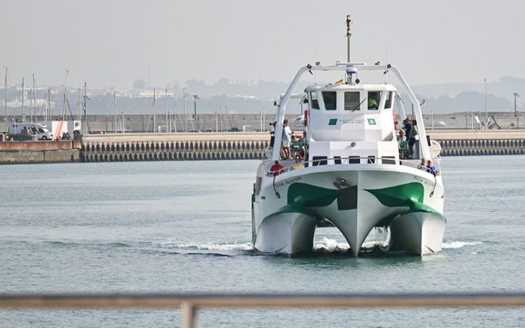 Uno de los catamaranes accediendo al Puerto gaditano / FOTO: Eulogio García