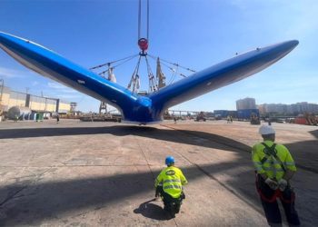 La chimenea lista para su montaje / FOTO: Navantia