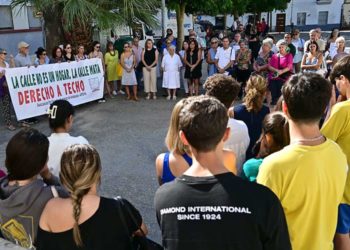 Minuto de silencio por Domingo, fallecido días atrás en la calle / FOTO: Eulogio García