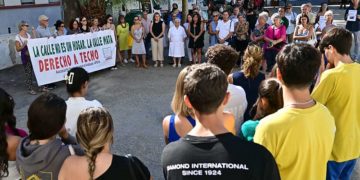 Minuto de silencio por Domingo, fallecido días atrás en la calle / FOTO: Eulogio García