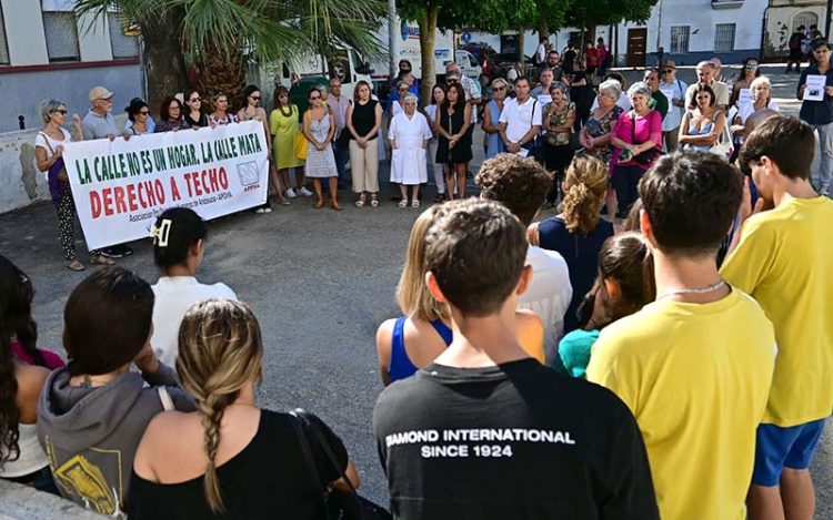 Minuto de silencio por Domingo, fallecido días atrás en la calle / FOTO: Eulogio García