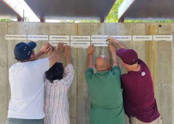 Acción simbólica en el monumento del Parque del Retiro / FOTO: La Confluencia