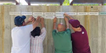 Acción simbólica en el monumento del Parque del Retiro / FOTO: La Confluencia