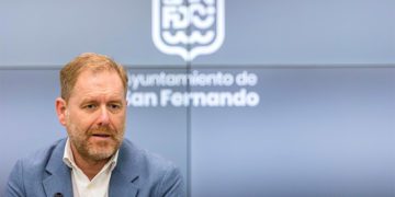 Conrado Rodríguez anunciando la subida de impuestos / FOTO: Ayto.