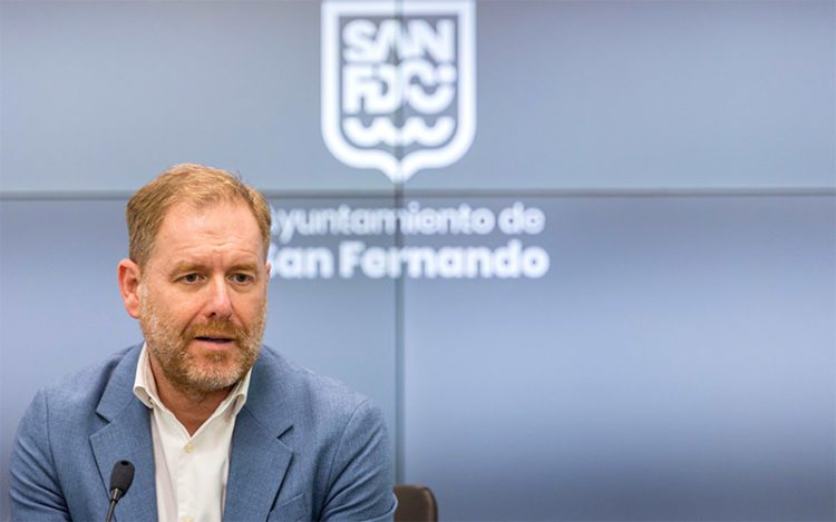 Conrado Rodríguez anunciando la subida de impuestos / FOTO: Ayto.