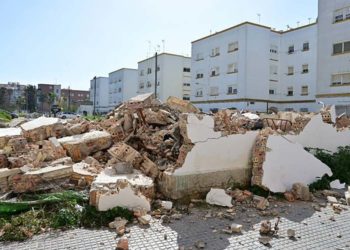 El pasado febrero se derribaban las últimas casitas de la parcela / FOTO: Eulogio García