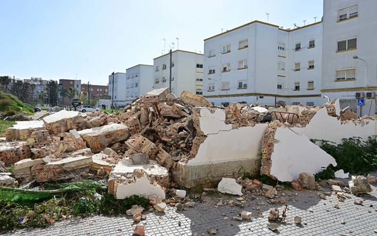 El pasado febrero se derribaban las últimas casitas de la parcela / FOTO: Eulogio García