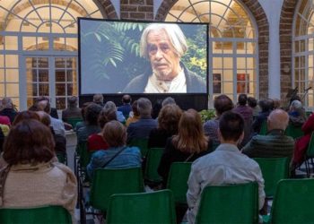 El estreno del documental en el patio del Palacio Provincial / FOTO Diputación