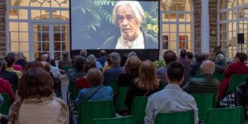 El estreno del documental en el patio del Palacio Provincial / FOTO Diputación