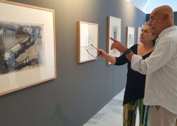 Bustamante junto a Pablo Juliá repasan la muestra / FOTO: Ayto.