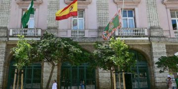Entrada al Palacio Provincial de la Diputación / FOTO: Eulogio García