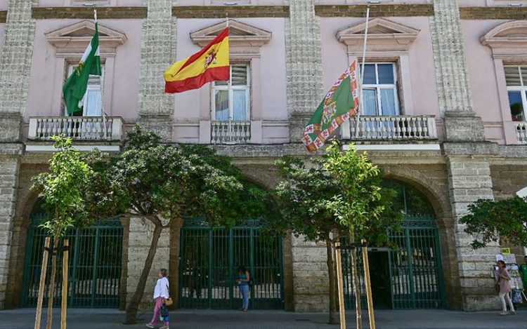 Entrada al Palacio Provincial de la Diputación / FOTO: Eulogio García