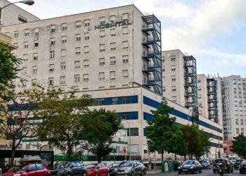 Estampa del hospital gaditano desde la avenida / FOTO: Eulogio García