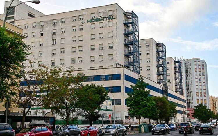 Estampa del hospital gaditano desde la avenida / FOTO: Eulogio García