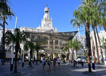 Tras los toldos estivales, el Ayuntamiento / FOTO: Eulogio García