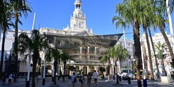 Tras los toldos estivales, el Ayuntamiento / FOTO: Eulogio García