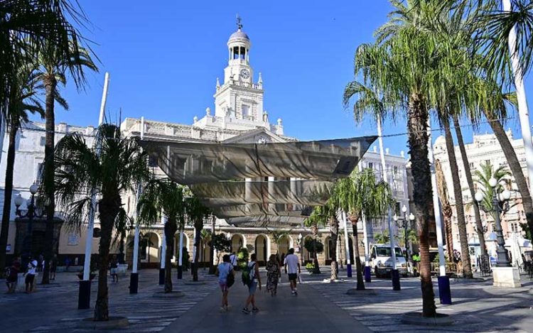 Tras los toldos estivales, el Ayuntamiento / FOTO: Eulogio García