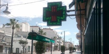 Una de las farmacias en plena calle Real / FOTO: DBC