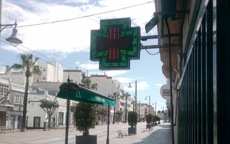 Una de las farmacias en plena calle Real / FOTO: DBC