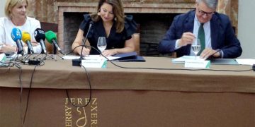 Crespo y Saldaña escenifican la firma del convenio / FOTO: Junta