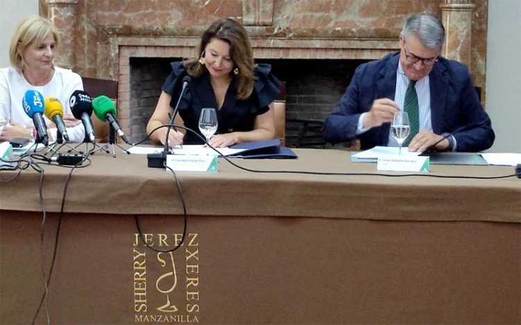 Crespo y Saldaña escenifican la firma del convenio / FOTO: Junta