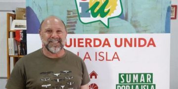 Alías posando en la sede del partido / FOTO: IU