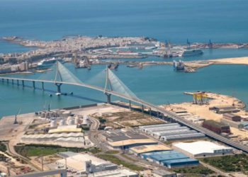 La zona portuaria de La Cabezuela, en primer término / FOTO: APBC