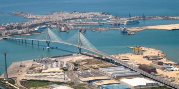 La zona portuaria de La Cabezuela, en primer término / FOTO: APBC