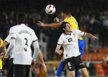 Disputando una pelota en el centro del campo / FOTO: Cádiz CF